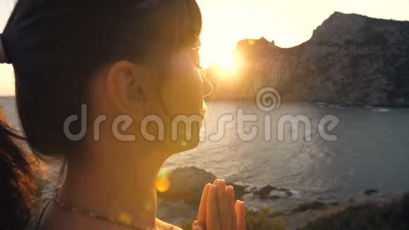 在夕阳下祈祷的女人视频的预览图