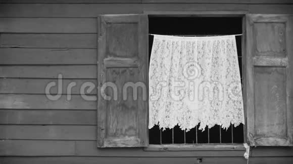 4K打开窗户白色的窗帘随风移动旧房子有木墙的窗框黑白颜色视频的预览图