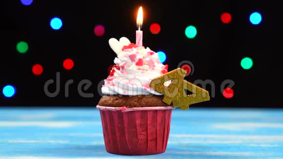 带有蜡烛的美味生日蛋糕和44号的彩色模糊灯光背景视频的预览图