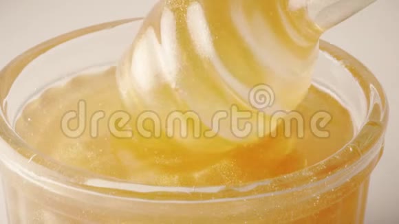 喝点蜂蜜加杯蜂蜜酒慢镜头拍红视频的预览图