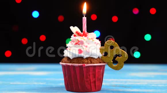 带有蜡烛的美味生日蛋糕和83号的彩色模糊灯光背景视频的预览图