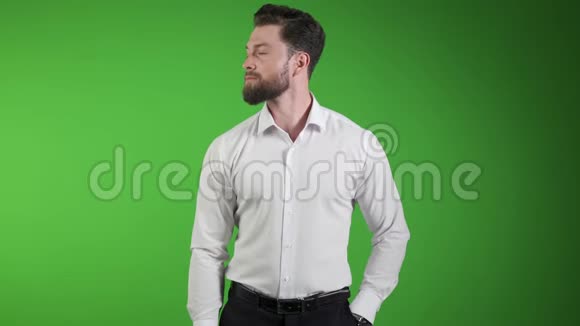 嬉皮士在绿色背景上做好坏的标志有胡子的男人表示是否视频的预览图