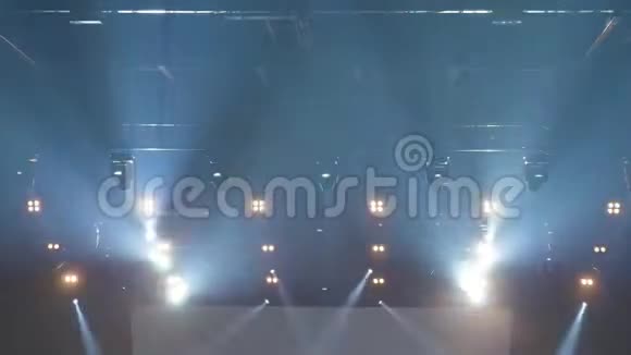 在一场摇滚音乐会上大量的灯光打开视频的预览图