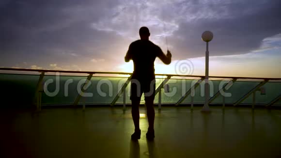 运动员在日出时用跳绳练习视频的预览图