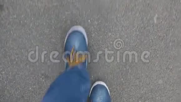 穿着运动鞋的人走在柏油路上视频的预览图