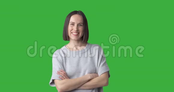 快乐的女人在绿色背景下得到一个绝妙的主意视频的预览图