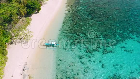 空中观景第一位游客抵达菲律宾巴拉望岛埃尔尼多的热带沙滩绿松石视频的预览图