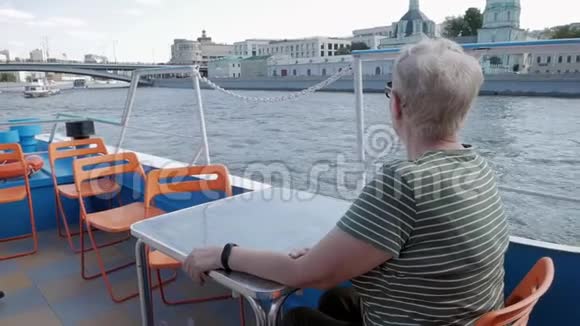 观光美丽景色的观光船上的成年妇女视频的预览图