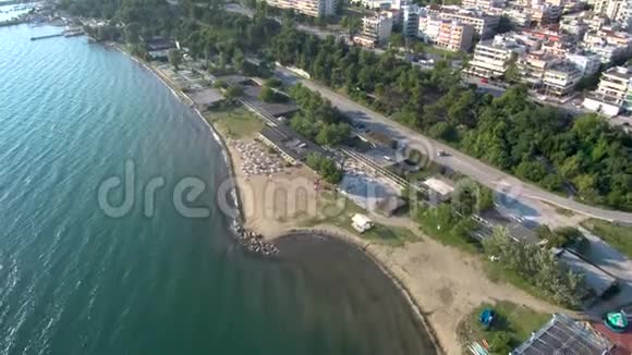 在希腊塞萨洛尼基卡拉马里亚有休闲设施的城市海岸空中观景用无人驾驶飞机前进视频的预览图