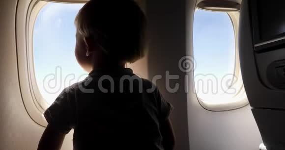 儿童正从舷窗观看飞机的飞行视频的预览图