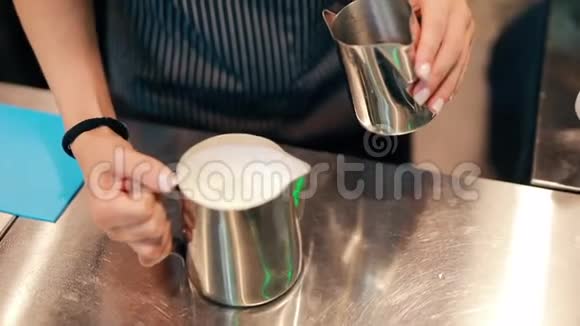 咖啡师把牛奶倒在杯子里做拿铁视频的预览图