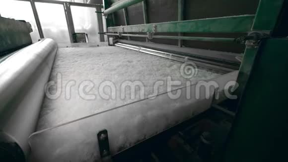 工厂机器辊白色聚酯材料移动在一条线上视频的预览图