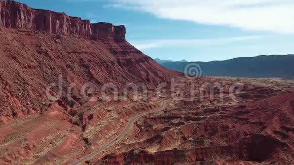 带有红砂岩悬崖的壮观峡谷空中景色和沙丘视频的预览图