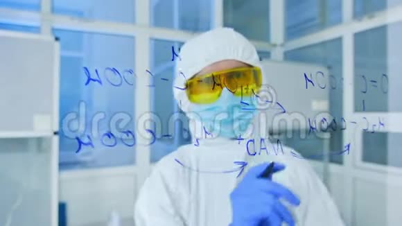 玻璃上化学配方保护套装的科学家视频的预览图