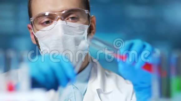 戴防护面罩的医生在现代实验室做血样的科学经验视频的预览图