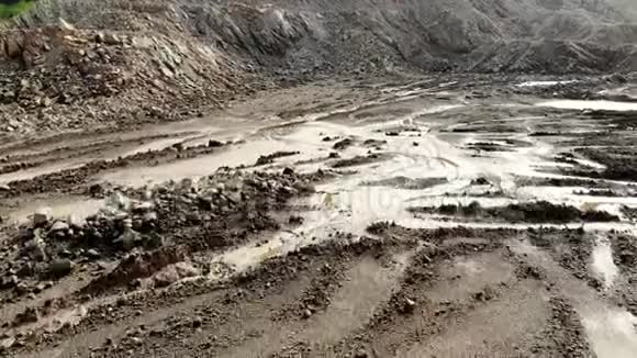 沙地粘土和石头的空中镜头前方摄像机视频的预览图