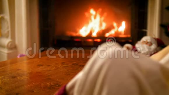 特写4k视频的家人躺在毯子下穿着温暖的羊毛袜子温暖的壁炉火人民视频的预览图