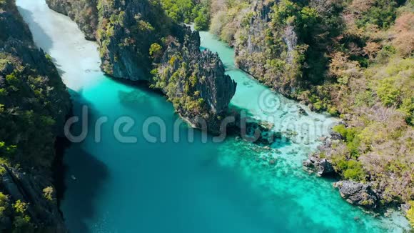 大泻湖埃尔尼多巴拉望菲律宾鸟瞰翡翠般的海水尖锐的悬崖和珊瑚礁独特的地方最顶端视频的预览图