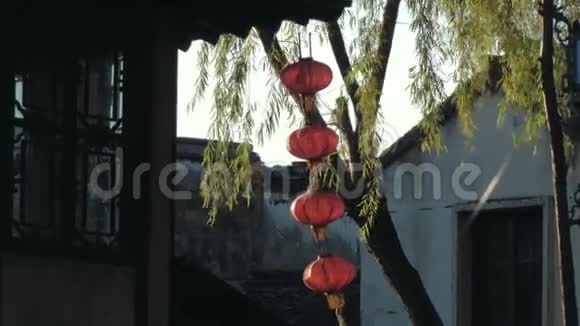 老水镇芦芝中国老灯笼随风摆动的慢镜头传统装饰视频的预览图