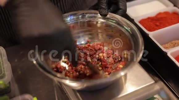 厨师用手把馅料混合在碗里视频的预览图