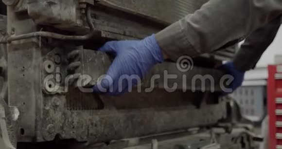 汽车修理机械师把那辆汽车的旧东西从卡车里拉出来视频的预览图