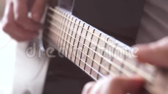 声波吉他弦在演奏时振动吉他微动板和男性手视频的预览图