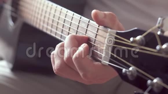 男人弹滚乐或手指弹吉他黑色乐器视频的预览图