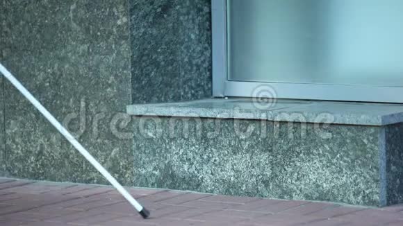 盲人用手杖发现障碍城市残疾人的困难视频的预览图