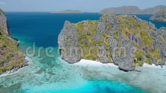 菲律宾巴拉万ElNido清水岛的空中无人机镜头岩石和晶莹剔透的浅塔基视频的预览图