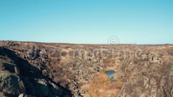 空中观景无人机镜头视图飞越秋天的峡谷岩石水和雄伟的景观在美丽的灯光下欧洲4k视频的预览图