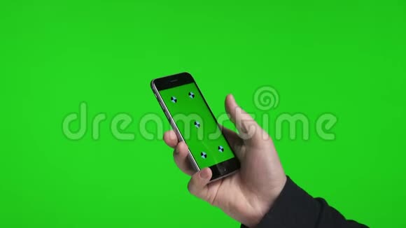 男人用手机用绿色屏幕滚动页面视频的预览图