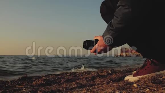 一个留着胡子的人在镜头前拍了一张大海的照片视频的预览图