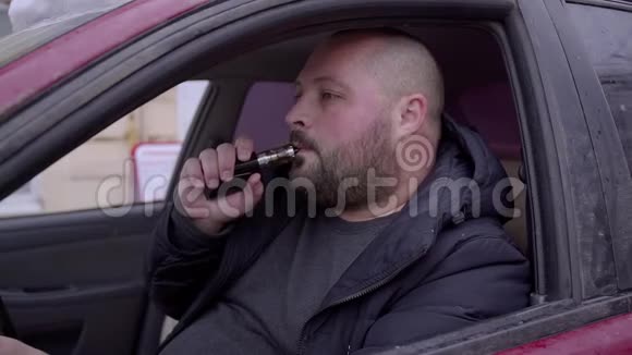 大个子在车里抽烟抽烟视频的预览图