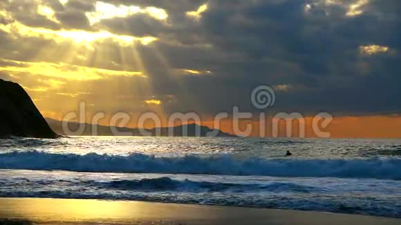 金色的日落阳光阳光洒在海洋上视频的预览图