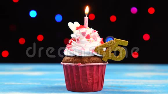 带有蜡烛的美味生日蛋糕和45号的彩色模糊灯光背景视频的预览图