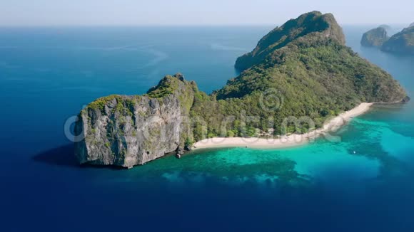 菲律宾直升机岛空中无人驾驶飞机观赏一个有白色沙滩绿色丛林和珊瑚礁的异国岛屿视频的预览图