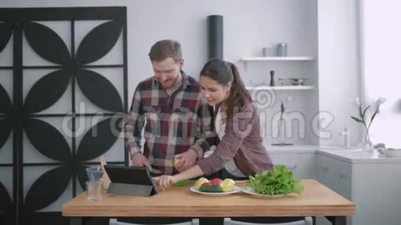 控制卡路里快乐的女孩和男人准备健康地吃蔬菜和蔬菜根据饮食计划视频的预览图