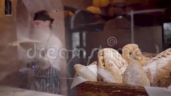 新鲜出炉的面包放在篮子里摆在现代餐厅的桌子上专业厨师视频的预览图