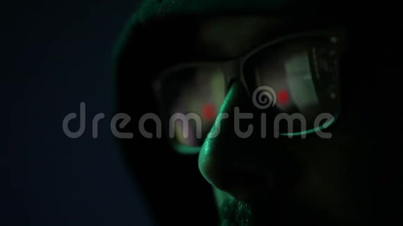 美国男子眼镜黑客脸黑色背景视频的预览图