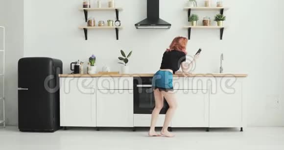 小女孩早上在厨房跳舞自拍视频的预览图