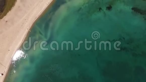 贝加尔湖水晶净水鸟瞰图鸟瞰奥尔洪岛海岸线空滩视频的预览图