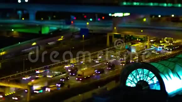 东京阿里亚克市街道倾斜倾斜倾斜的夜间时间视频的预览图