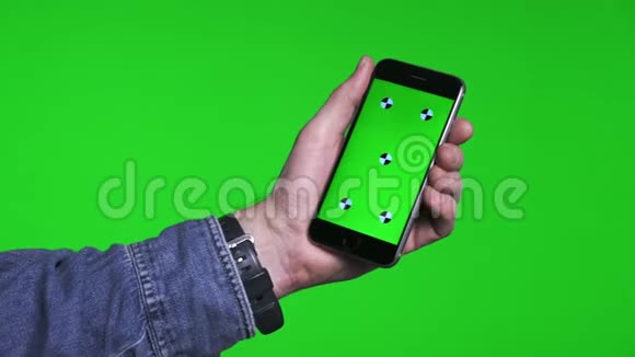 男人用手机用绿色屏幕滚动页面视频的预览图