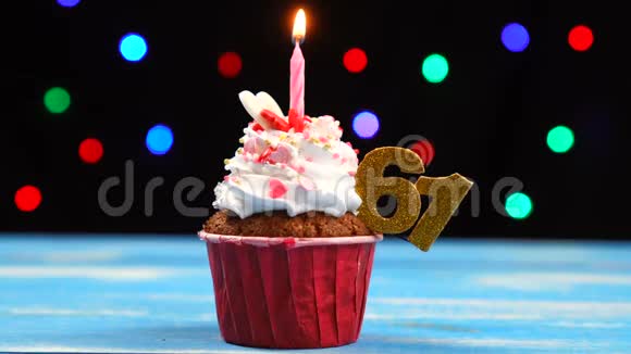 带有蜡烛的美味生日蛋糕和61号的彩色模糊灯光背景视频的预览图