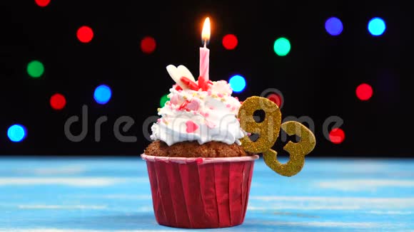 带有蜡烛的美味生日蛋糕和93号的彩色模糊灯光背景视频的预览图