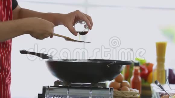 有人把酱油倒进锅里视频的预览图