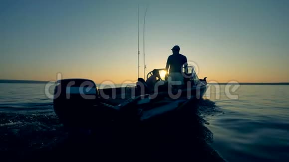 人们在湖边钓鱼时驾驶摩托艇4K视频的预览图
