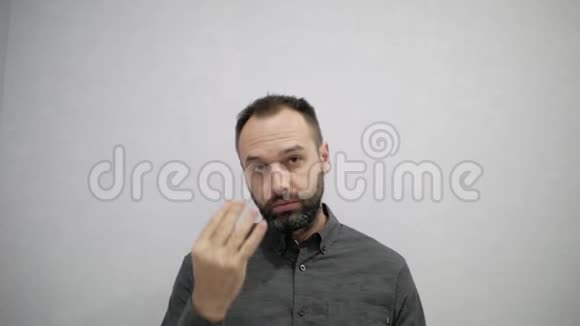 一个留着胡子的人做发型视频的预览图