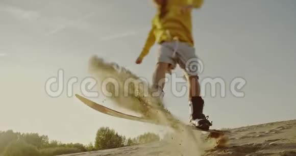 在沙漠中的沙板上跳跃的人体育旅游生活方式商业广告概念拍摄于4k红色视频的预览图