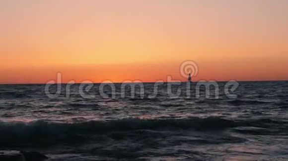 在美丽的夕阳下小船在海上航行海面日落船在地平线上视频的预览图